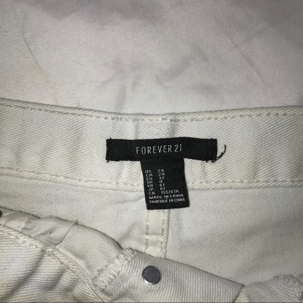 FOREVER 21 WHITE BUTTON UP SHORTS! ✨ - Picture 2 of 4